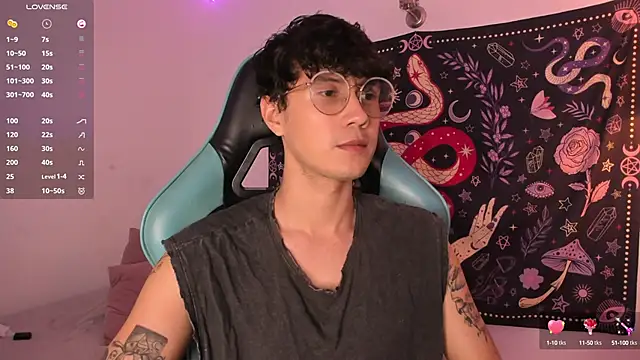 Snapshot of LeaneSeb chatting on 12.16.24 LeaneSeb online show from 12.16.24