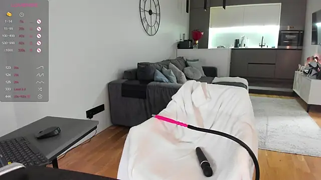 Juicy Bella online show from 11.28.25