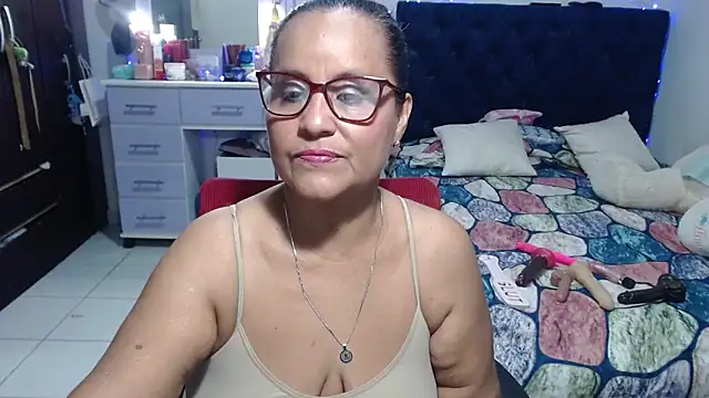 Snapshot of pervert_mommy_ chatting on 06.04.26 pervert mommy online show from 06.04.26