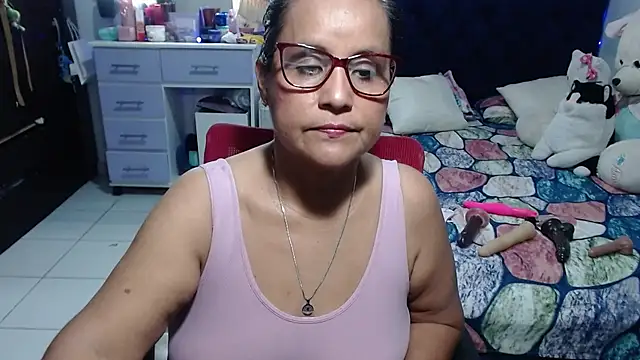 Snapshot of pervert_mommy_ chatting on 06.05.26 pervert mommy online show from 06.05.26
