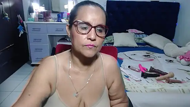 Snapshot of pervert_mommy_ chatting on 06.18.26 pervert mommy online show from 06.18.26