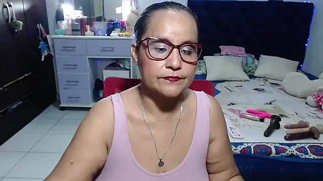 Snapshot of pervert_mommy_ chatting on 06.19.26 pervert mommy online show from 06.19.26