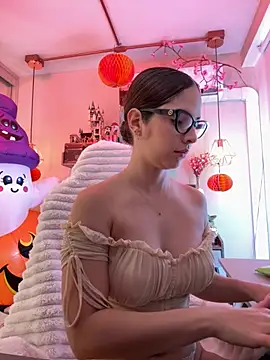 Snapshot of Zoe_Bae chatting on 10.28.25 Zoe Bae online show from 10.28.25