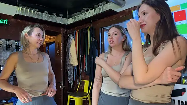 Snapshot of dirtypub chatting on 10.04.25 dirtypub online show from 10.04.25