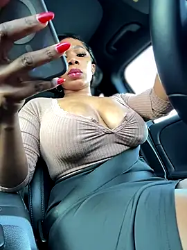 Snapshot of Belle___ chatting on 11.28.25 Belle online show from 11.28.25