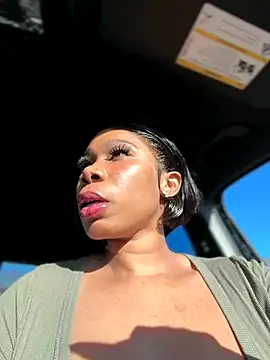 Snapshot of Belle___ chatting on 12.14.25 Belle online show from 12.14.25