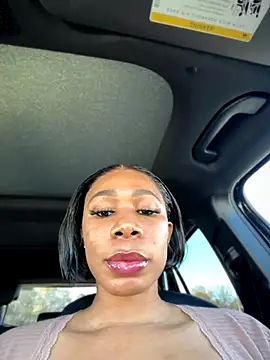 Snapshot of Belle___ chatting on 12.15.25 Belle online show from 12.15.25