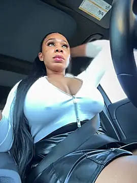 Snapshot of Belle___ chatting on 12.19.25 Belle online show from 12.19.25