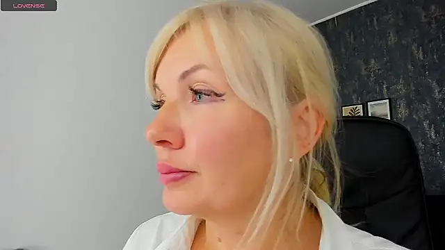 Snapshot of Abby_Moore_ chatting on 12.05.24 Abby Moore online show from 12.05.24