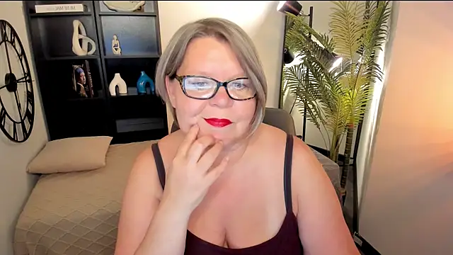 Snapshot of Shannonshine chatting on 07.16.26 Shannonshine online show from 07.16.26
