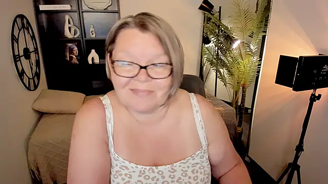 Snapshot of Shannonshine chatting on 07.20.26 Shannonshine online show from 07.20.26