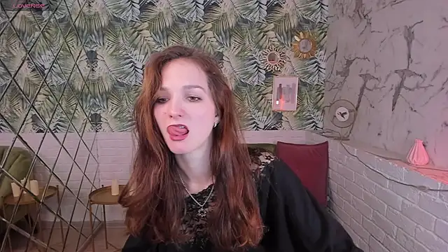 Snapshot of MirandaGlow chatting on 01.22.25 MirandaGlow online show from 01.22.25