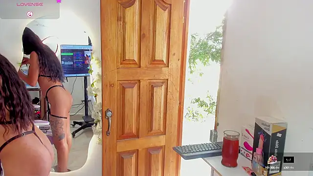 Snapshot of sofia_gold_ chatting on 10.27.25 sofia gold online show from 10.27.25