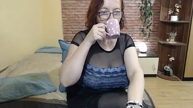 Snapshot of EvelyneFlirtyMilf chatting on 05.22.26 EvelyneFlirtyMilf online show from 05.22.26