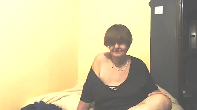 Snapshot of MioritaHard chatting on 09.13.25 MioritaHard online show from 09.13.25