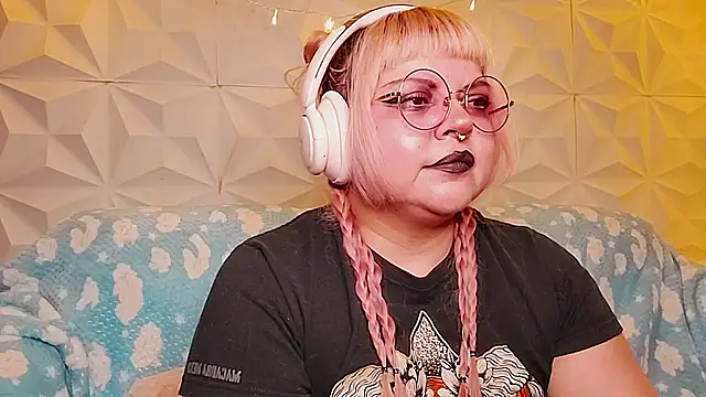 Snapshot of Satyn_doll chatting on 05.16.26 Satyn doll online show from 05.16.26