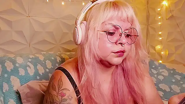 Snapshot of Satyn_doll chatting on 06.12.26 Satyn doll online show from 06.12.26