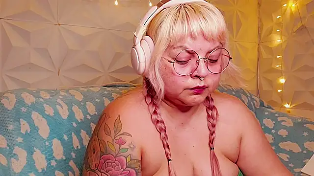Snapshot of Satyn_doll chatting on 06.16.26 Satyn doll online show from 06.16.26