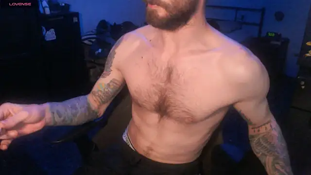 Snapshot of SexxxyLouis chatting on 10.21.25 SexxxyLouis online show from 10.21.25