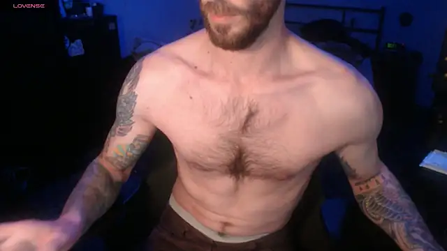 Snapshot of SexxxyLouis chatting on 10.28.25 SexxxyLouis online show from 10.28.25