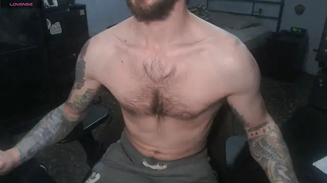 Snapshot of SexxxyLouis chatting on 12.17.25 SexxxyLouis online show from 12.17.25