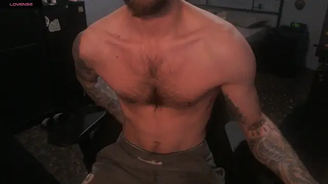 Snapshot of SexxxyLouis chatting on 12.20.25 SexxxyLouis online show from 12.20.25