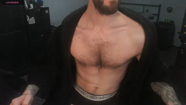 Snapshot of SexxxyLouis chatting on 12.21.25 SexxxyLouis online show from 12.21.25