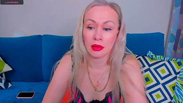 EllenMoore online show from 09.10.25