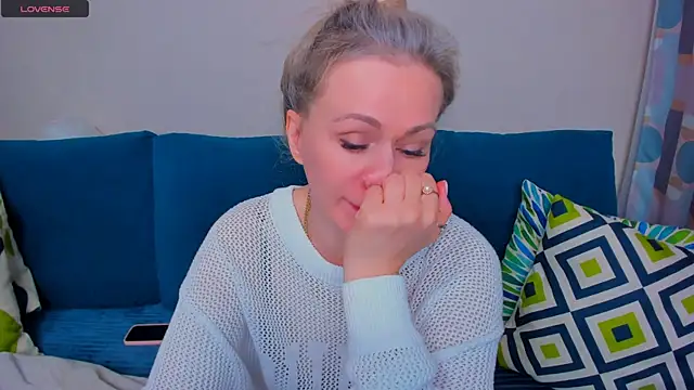 EllenMoore online show from 09.12.25