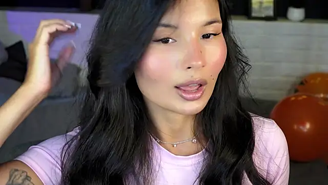 Snapshot of ErikaSoft chatting on 10.28.25 ErikaSoft online show from 10.28.25