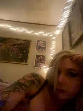 Snapshot of Heavenleigh33 chatting on 12.03.25 Heavenleigh33 online show from 12.03.25