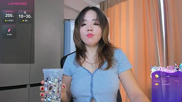 Snapshot of azure_moon2 chatting on 01.11.25 azure moon2 online show from 01.11.25