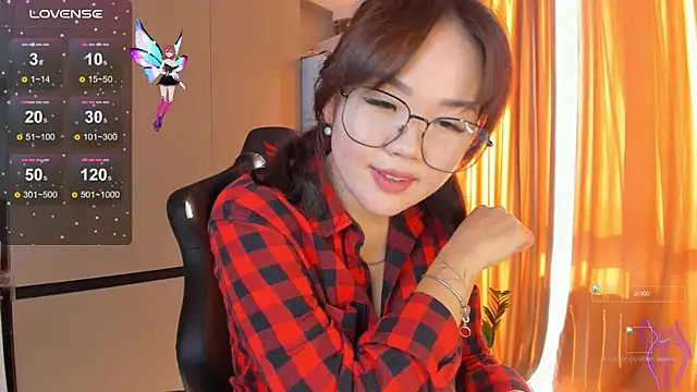 Snapshot of azure_moon2 chatting on 10.06.25 azure moon2 online show from 10.06.25