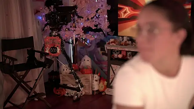 Nikki Torres online show from 11.06.25