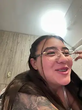 Snapshot of vaneelee chatting on 11.25.25 vaneelee online show from 11.25.25