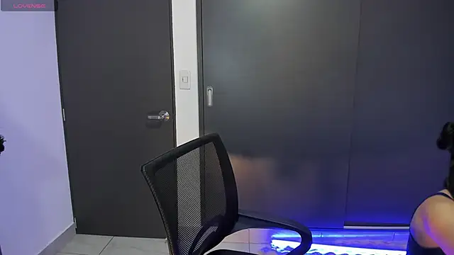 Snapshot of MeganWhite3 chatting on 12.04.25 MeganWhite3 online show from 12.04.25