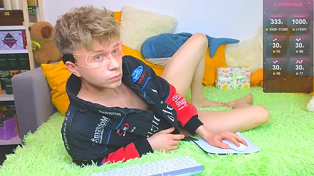 Snapshot of LandelRay chatting on 03.19.26 LandelRay online show from 03.19.26