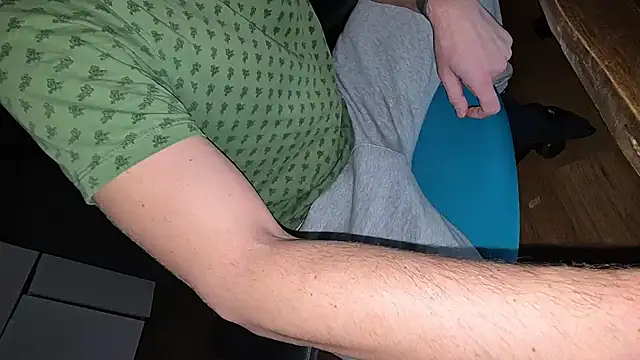 Snapshot of -luckybong- chatting on 12.13.24 -luckybong- online show from 12.13.24