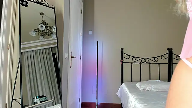 Snapshot of mazekyn chatting on 01.25.25 mazekyn online show from 01.25.25