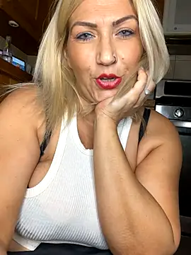 LittleMissEeve online show from 09.13.25