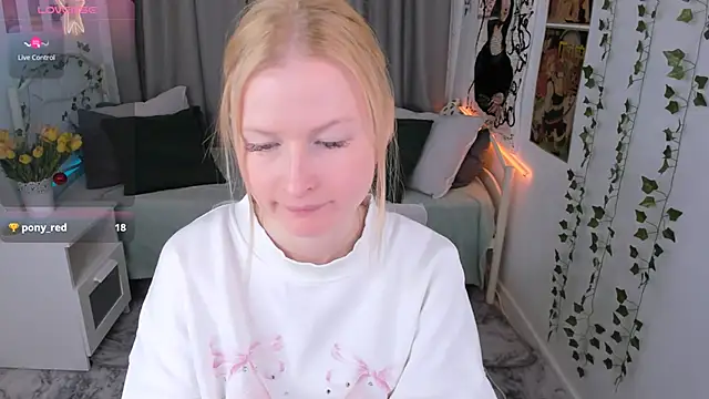 Laly Peach online show from 01.10.25