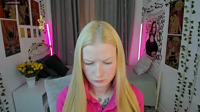 Laly Peach online show from 10.18.25