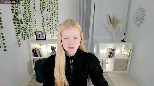 Laly Peach online show from 11.14.25