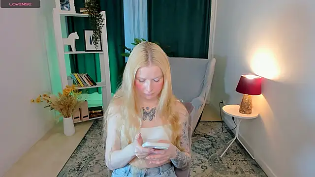 Laly Peach online show from 04.30.26