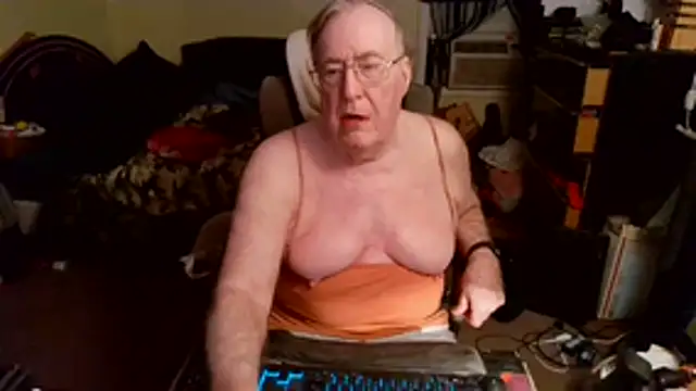 Snapshot of Toastir chatting on 12.17.25 Toastir online show from 12.17.25