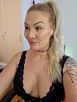 Snapshot of NastyMilf_ chatting on 02.28.25 NastyMilf online show from 02.28.25