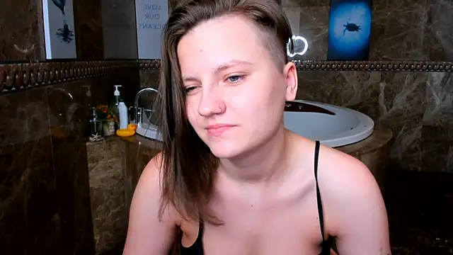 Snapshot of MelindaTin chatting on 02.21.25 MelindaTin online show from 02.21.25