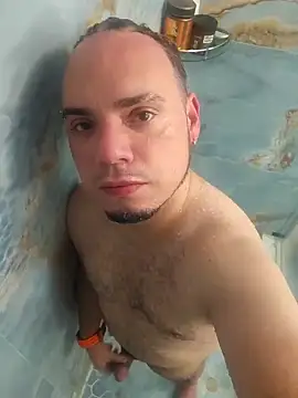 Snapshot of latinoflpr chatting on 10.12.25 latinoflpr online show from 10.12.25