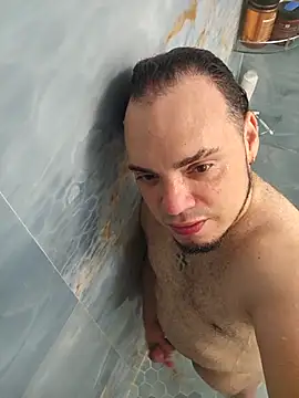 Snapshot of latinoflpr chatting on 11.28.25 latinoflpr online show from 11.28.25