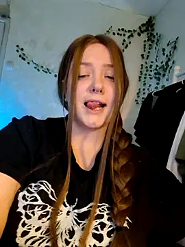 Sophia Edwards online show from 04.06.26